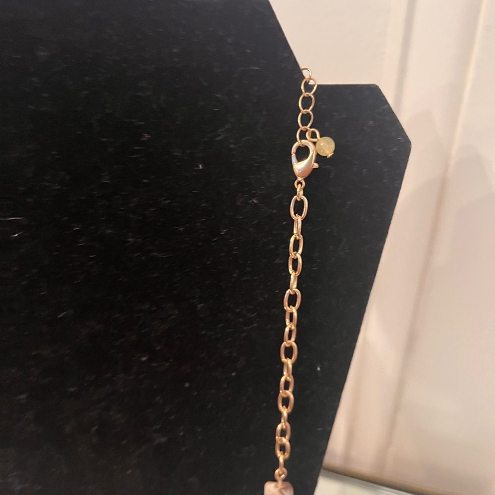 Avon Beautiful Mother of Pearl Blossom ๐ธ Breeze Necklace - Picture 5 of 5